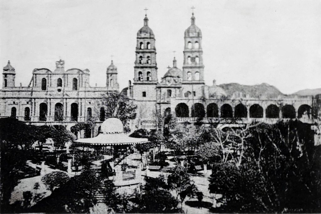 Fotografía de el primer cuarto del siglo XX de la plaza de Armas de la ciudad de durango Dgo. Mexico, al fondo se aprecia el Hotel Richeliu, la presidencia Municipal, y la Catedral.